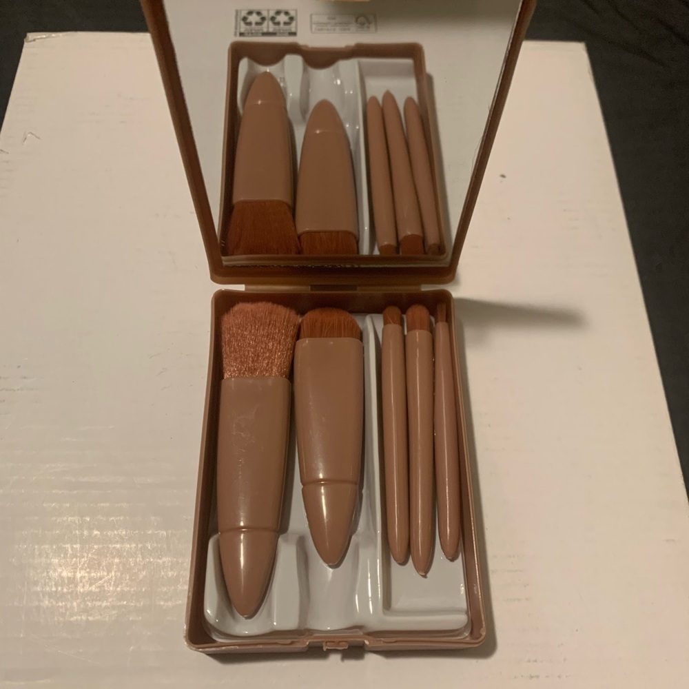 Compact Makeup Brush Set in Tan Case